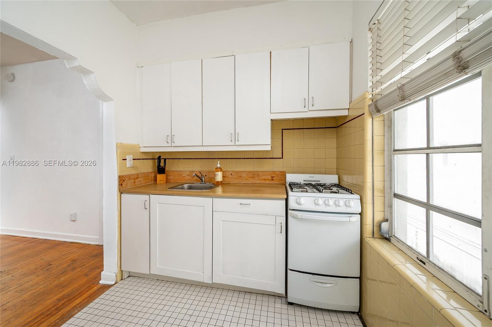 DECOLUX CONDO - Residential Lease