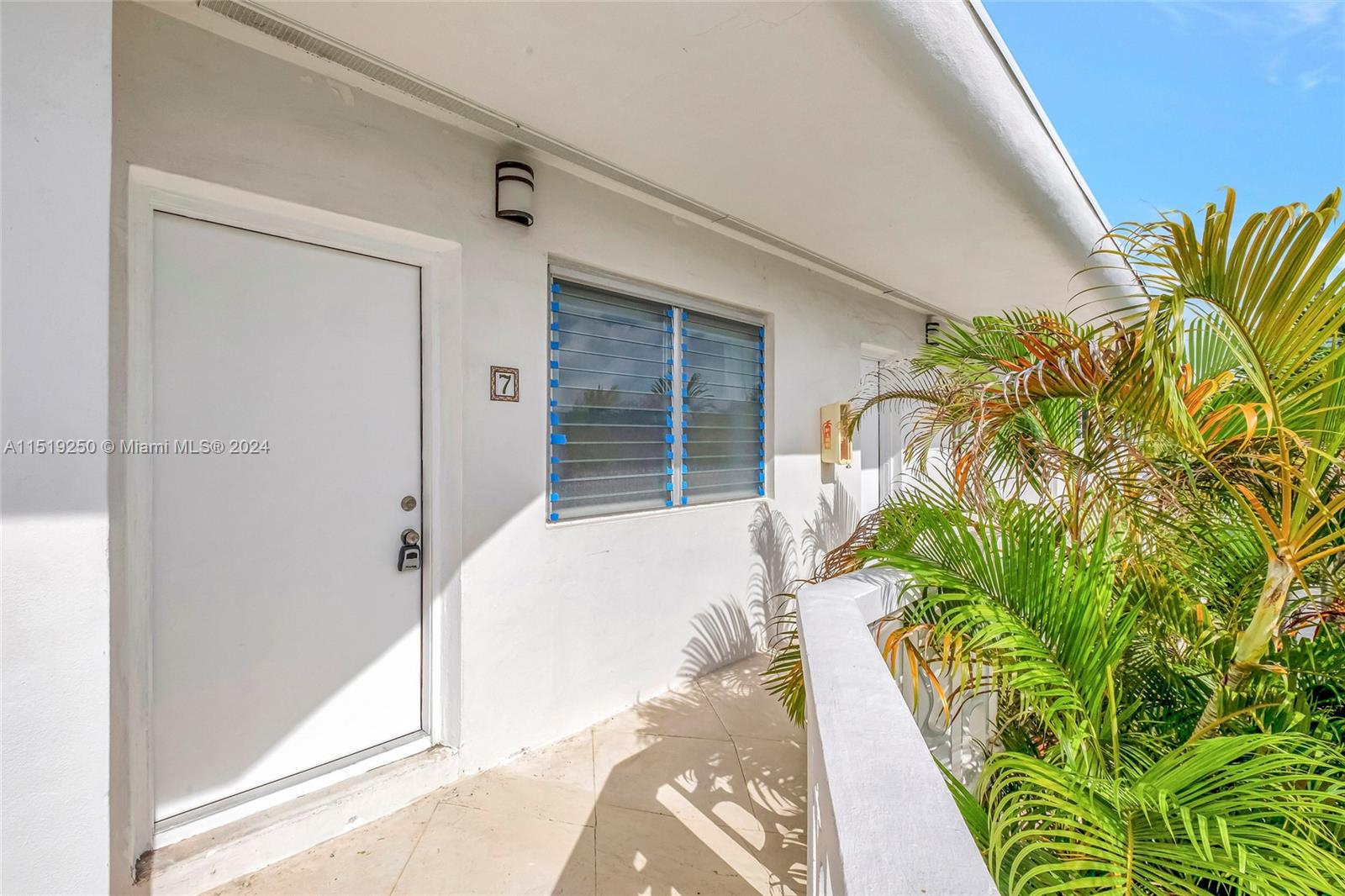 2858 Pine Tree Dr 7, Miami Beach, Miami-Dade County, Florida - 1 Bedrooms  
2 Bathrooms - 