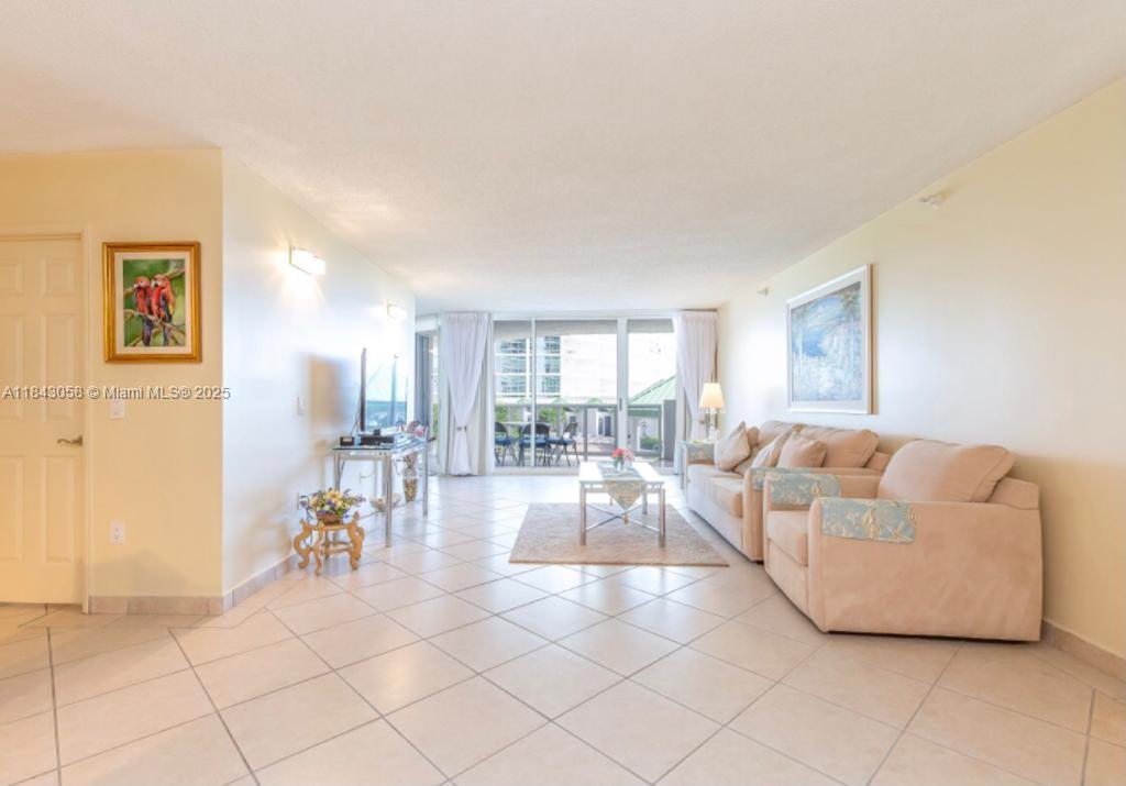 Beautiful apartment in Sunny Isles, direct access to the beach, 2 beds and 2 bath, With direct beach access, enjoy a variety of nearby restaurants and the convenience of being close to Aventura Mall