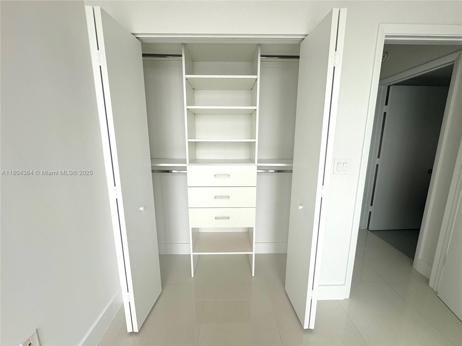 MINT CONDO - Residential