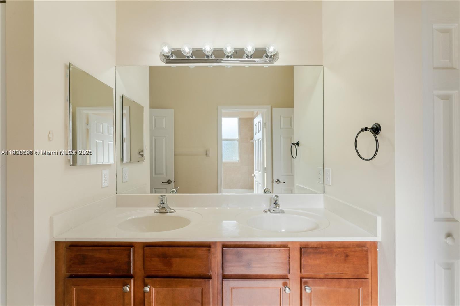 KENDALL COMMONS RESIDENTIA - Residential