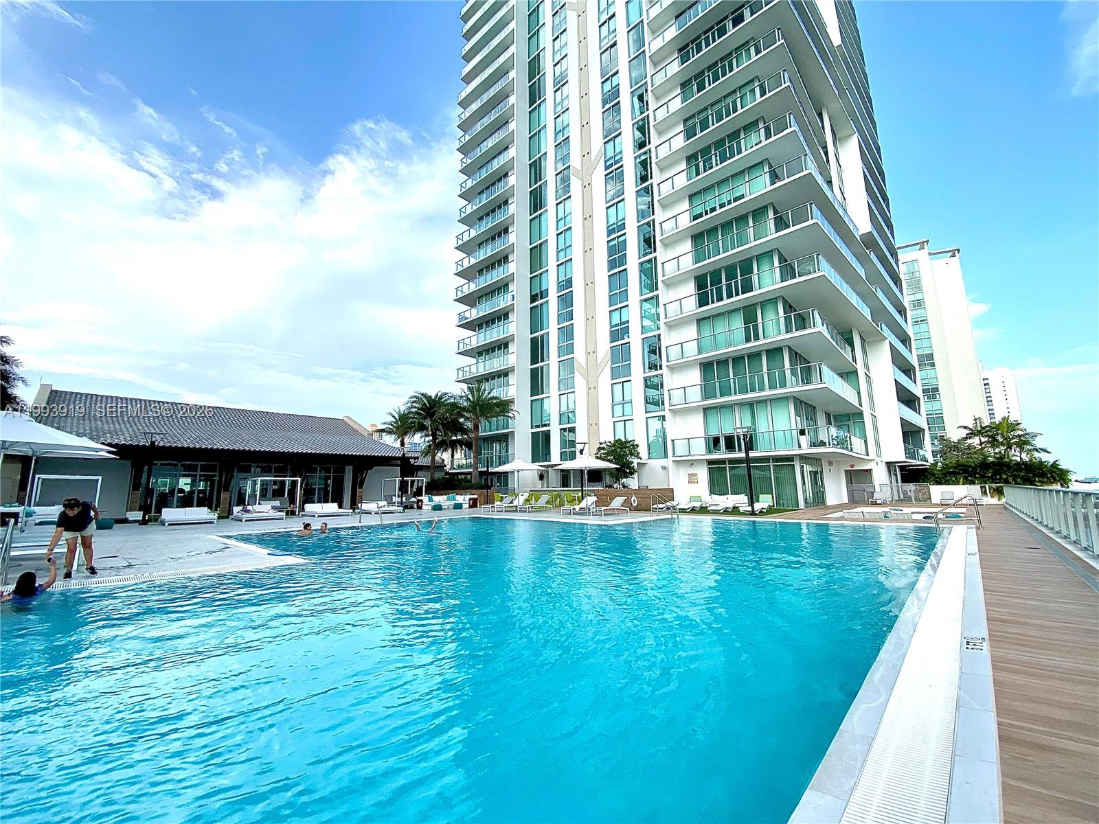 PARQUE TOWERS CONDO - Residential