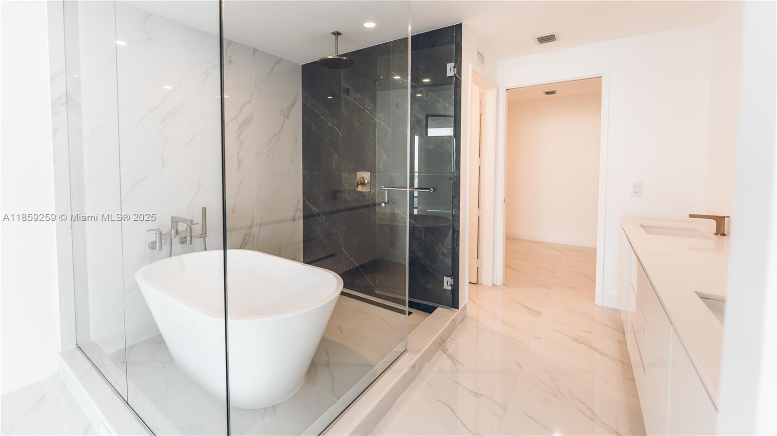 ARIA RESERVE SOUTH TOWER - Residential Lease