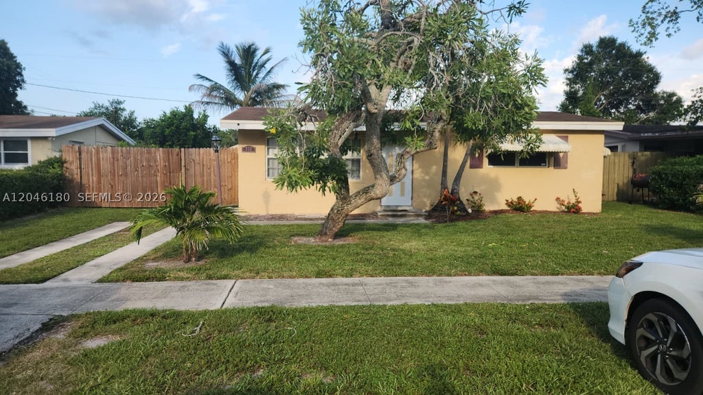 Photo of 772 Gardenia Dr, Royal Palm Beach, FL 33411 (MLS # A12046180)