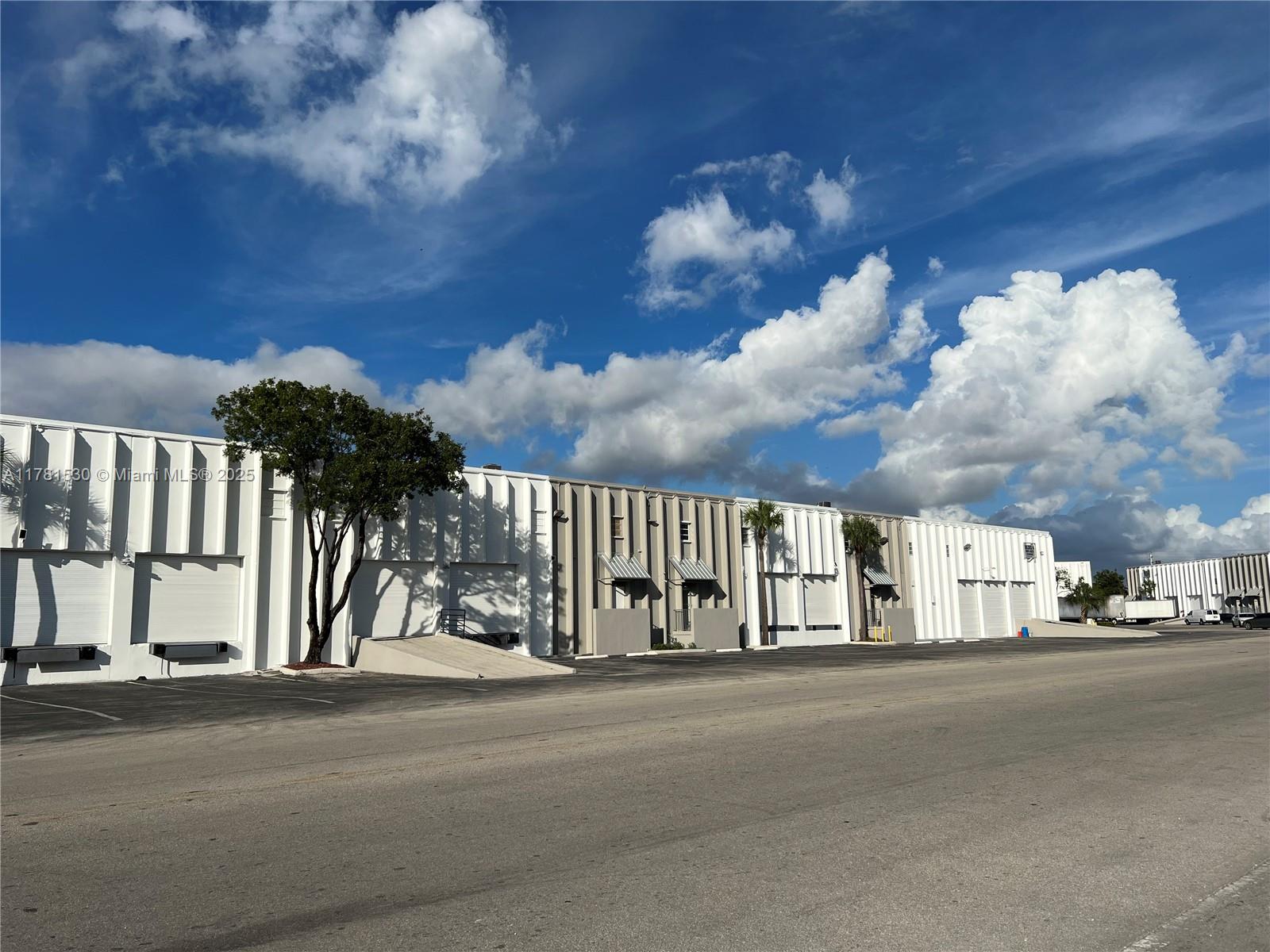 PROPERTY FEATURES:
+/- 10,000 Sq. Ft. Total
+/- 624 Sq. Ft. O ce
+/-9,376 Sq. Ft. Warehouse
Two (2) Dock High Loading Doors
One (1) Rail Loading Door
20’ Clear Ceiling Height
Twin-T Concrete Walls & Roof
