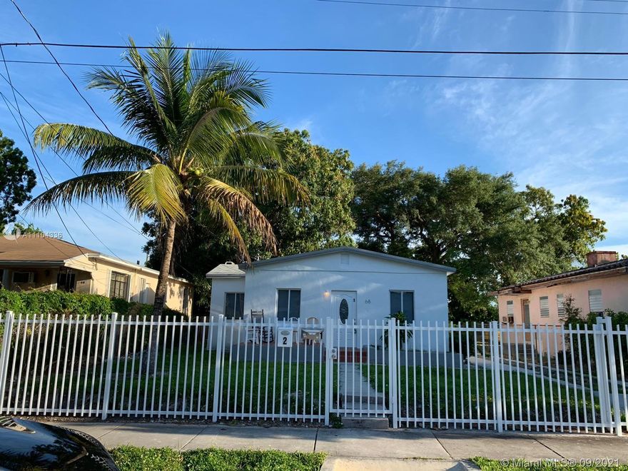 "Investors or for a living on it", don't wait to buy this duplex, you can generate a great return on fixed rent or using Airbnb short term. in the Buena Vista area, close to the best places in Miami, Wynwood, Design Place, Mid Town, Brickell. Front house 4beds 2baths rented monthly, rear unit 2/1 rented monthly. Bring your offer won't be last!!