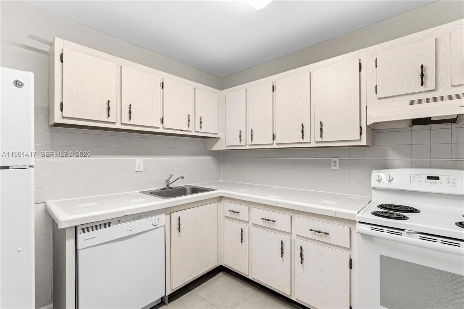 VILLAGE OF KINGS CREEK CO - Residential Lease