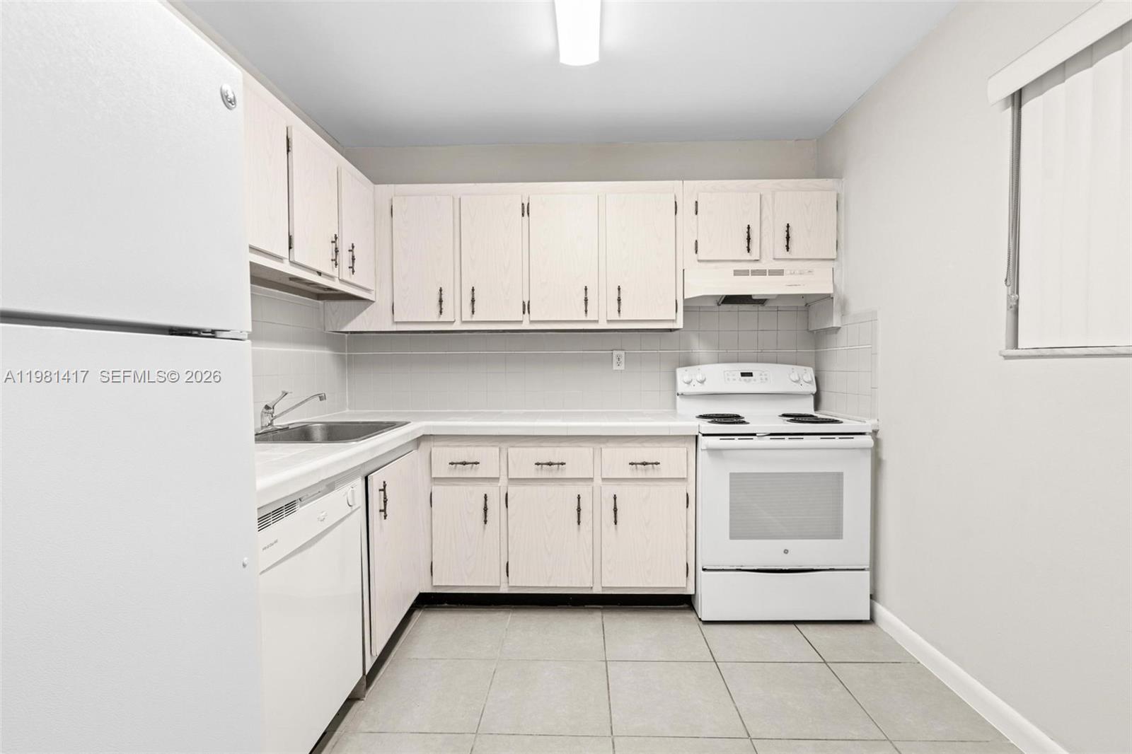 VILLAGE OF KINGS CREEK CO - Residential Lease