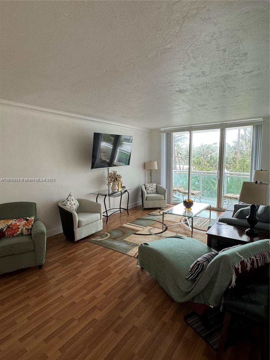 RESIDENCES ON HOLLYWOOD B - Residential Lease