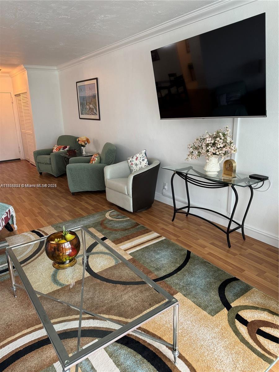 RESIDENCES ON HOLLYWOOD B - Residential Lease