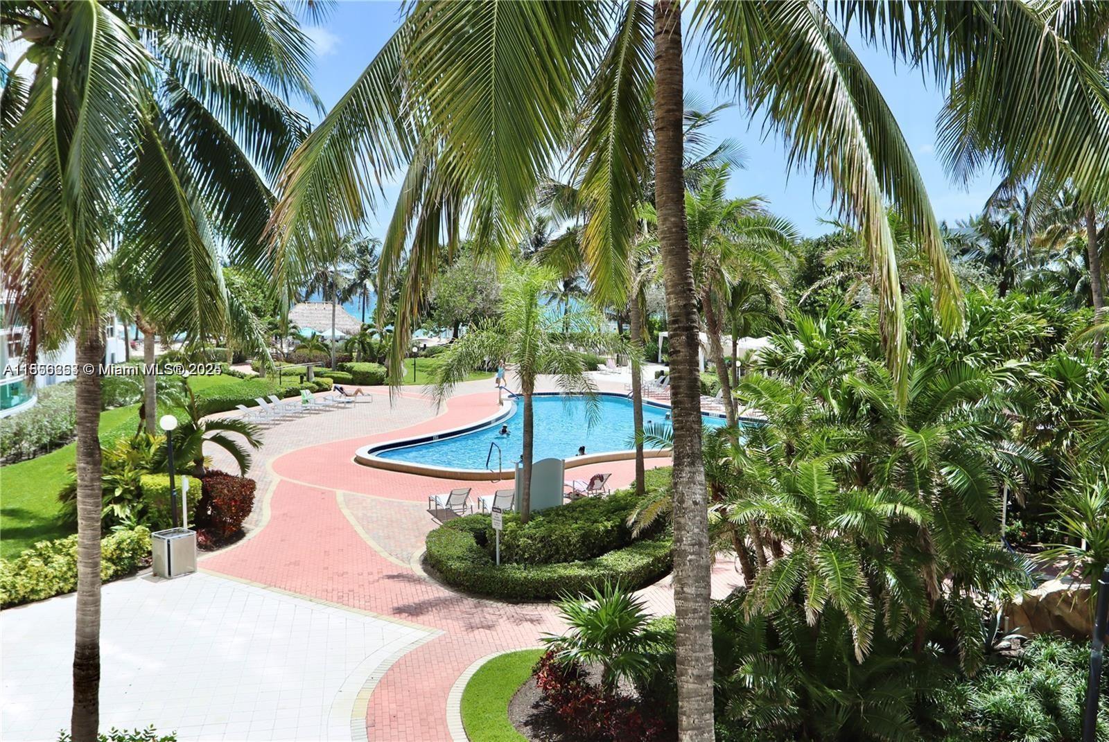 RESIDENCES ON HOLLYWOOD B - Residential Lease