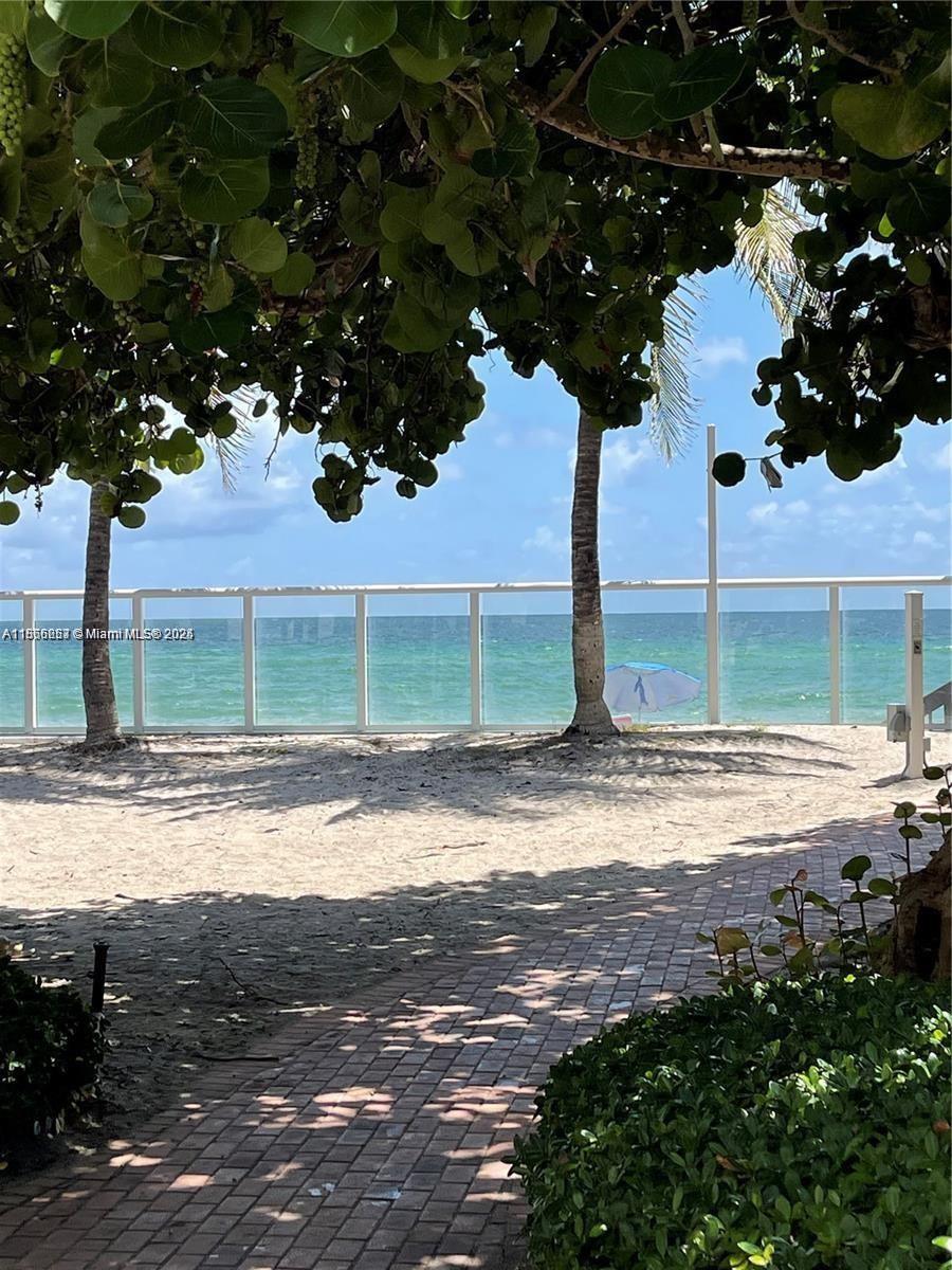 RESIDENCES ON HOLLYWOOD B - Residential Lease