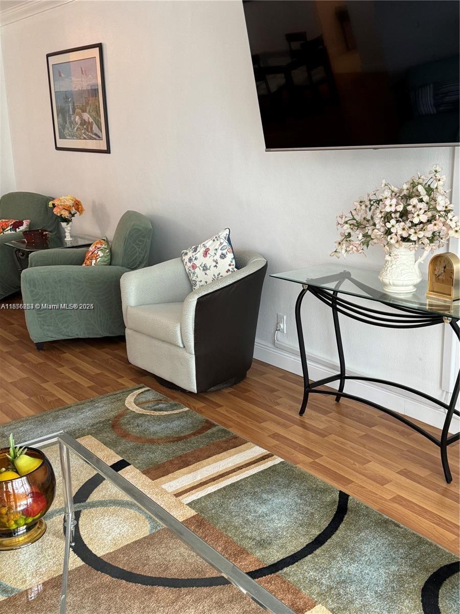 RESIDENCES ON HOLLYWOOD B - Residential Lease