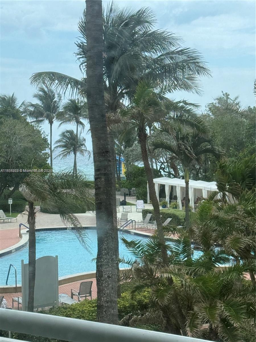 RESIDENCES ON HOLLYWOOD B - Residential Lease