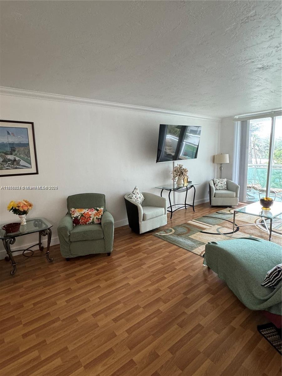 RESIDENCES ON HOLLYWOOD B - Residential Lease