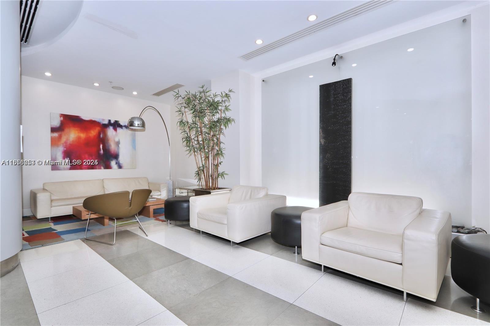 RESIDENCES ON HOLLYWOOD B - Residential Lease