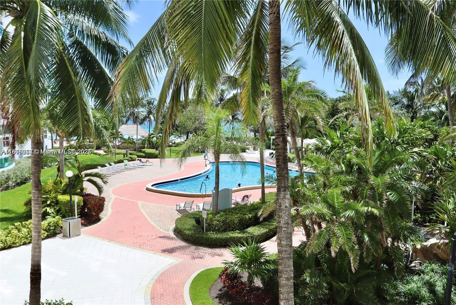 RESIDENCES ON HOLLYWOOD B - Residential Lease