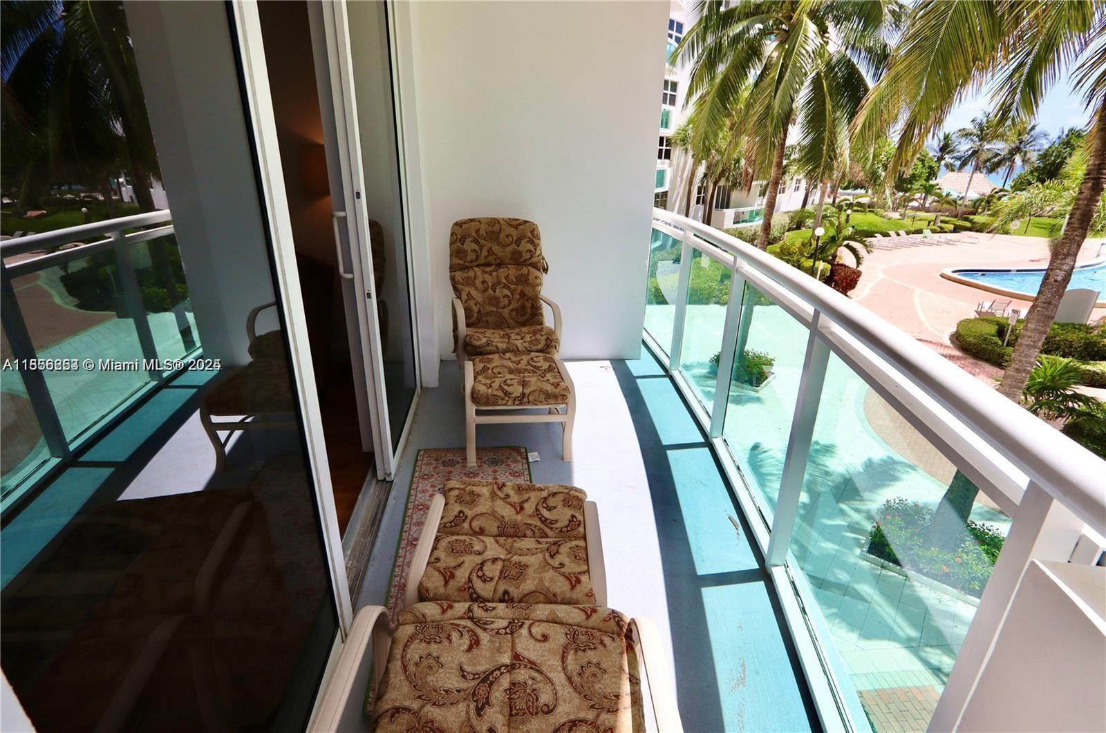 RESIDENCES ON HOLLYWOOD B - Residential Lease