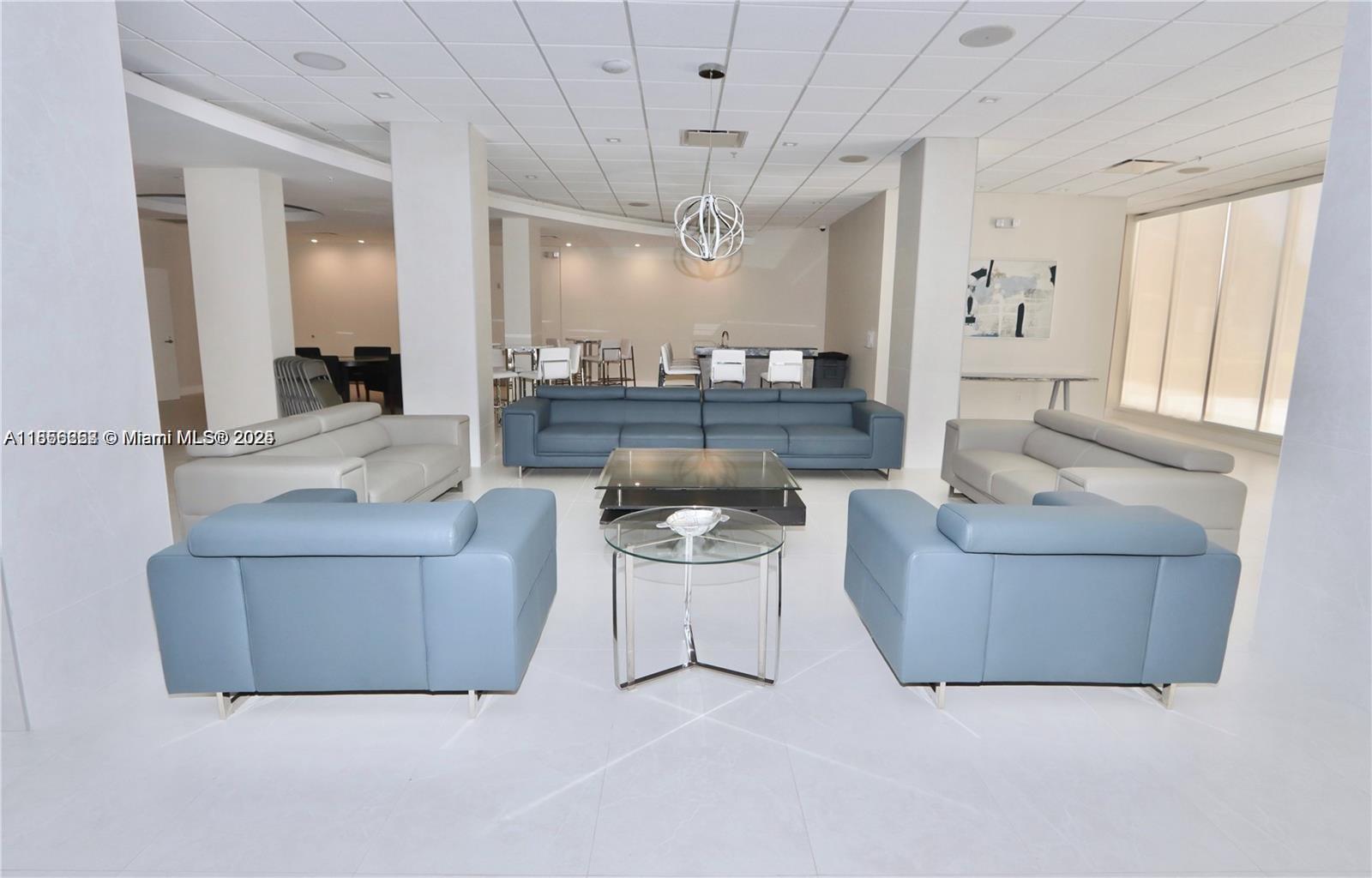 RESIDENCES ON HOLLYWOOD B - Residential Lease