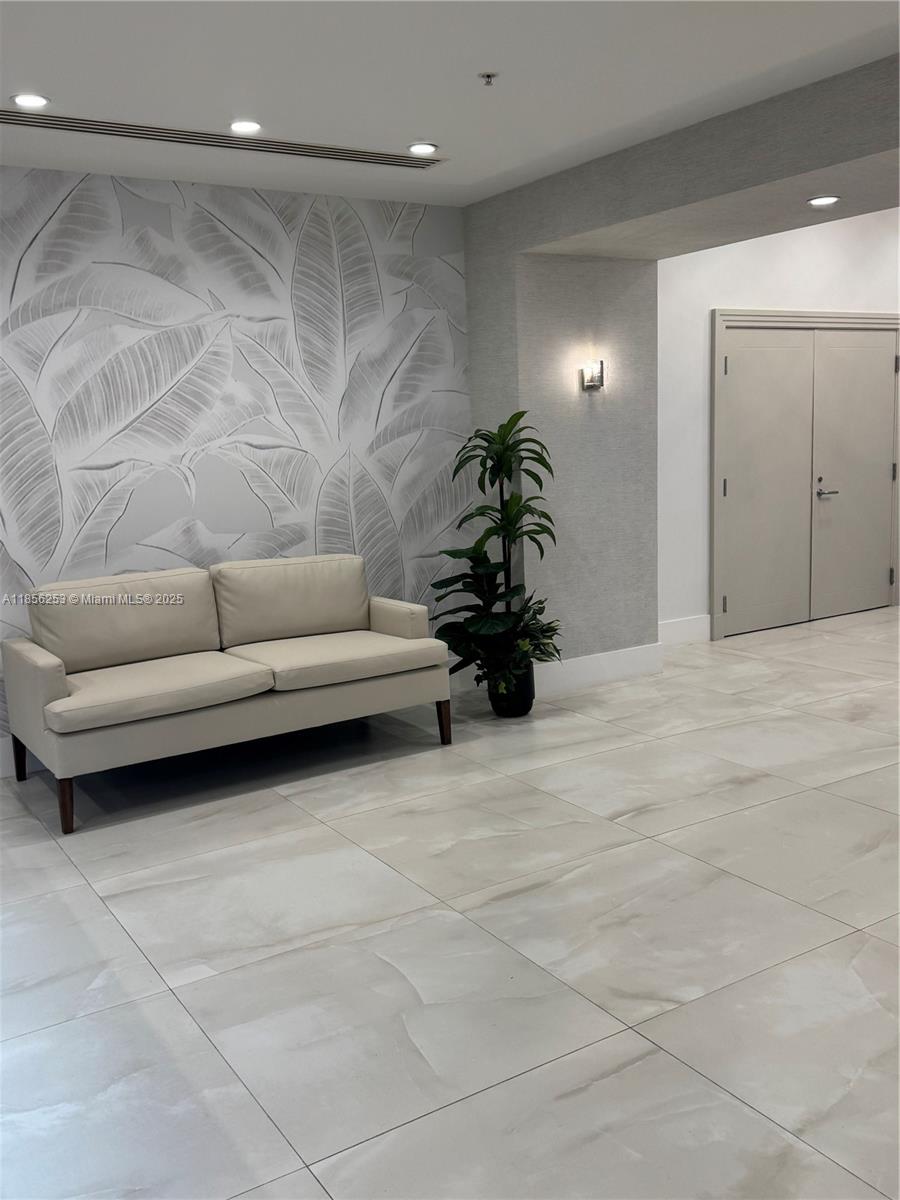 RESIDENCES ON HOLLYWOOD B - Residential Lease