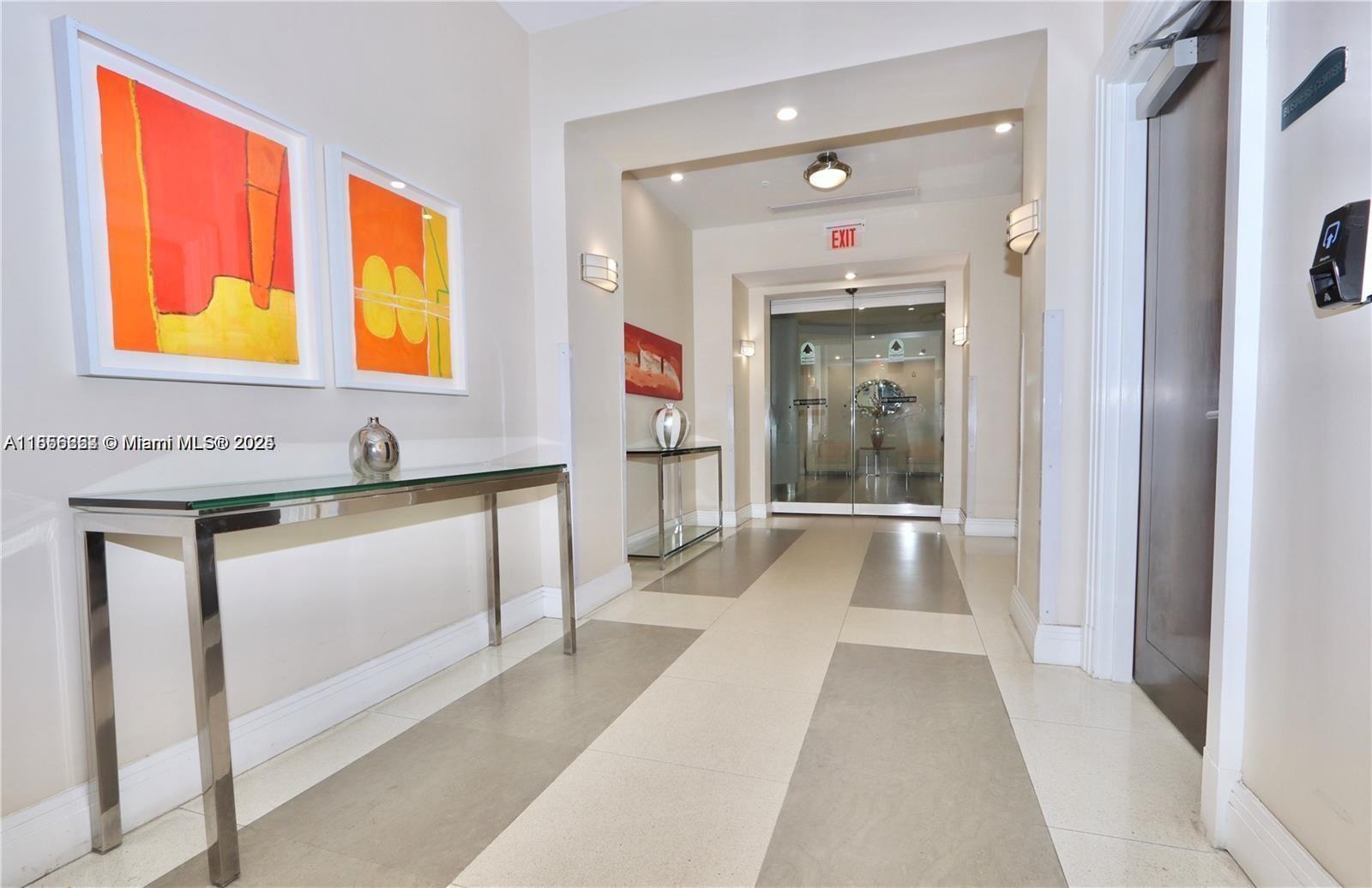 RESIDENCES ON HOLLYWOOD B - Residential Lease