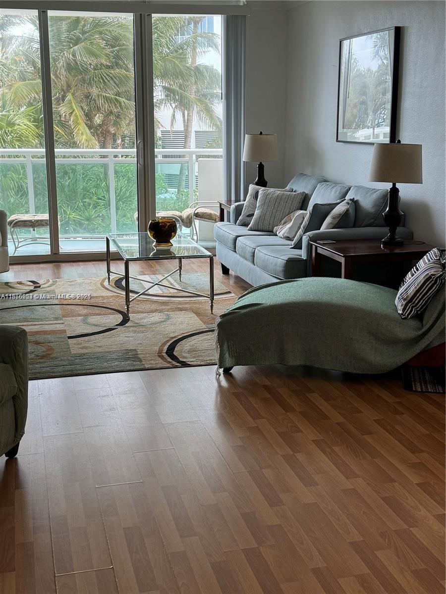 RESIDENCES ON HOLLYWOOD B - Residential Lease