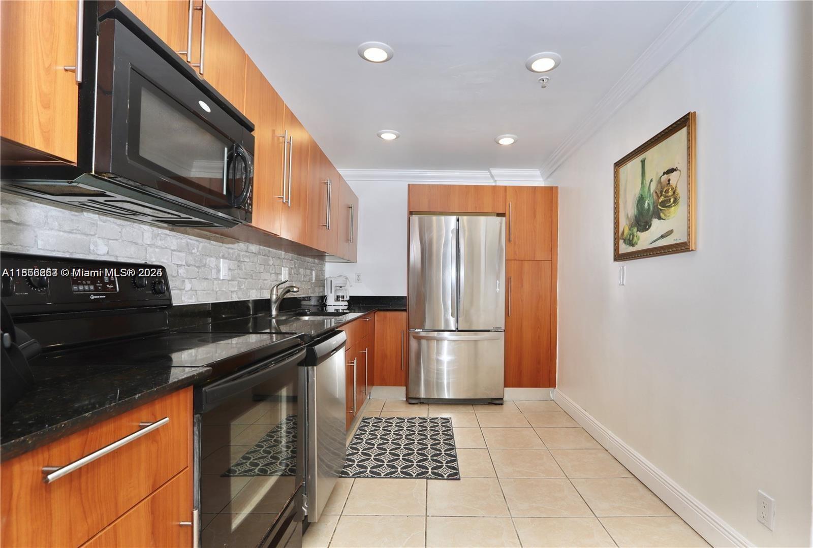 RESIDENCES ON HOLLYWOOD B - Residential Lease