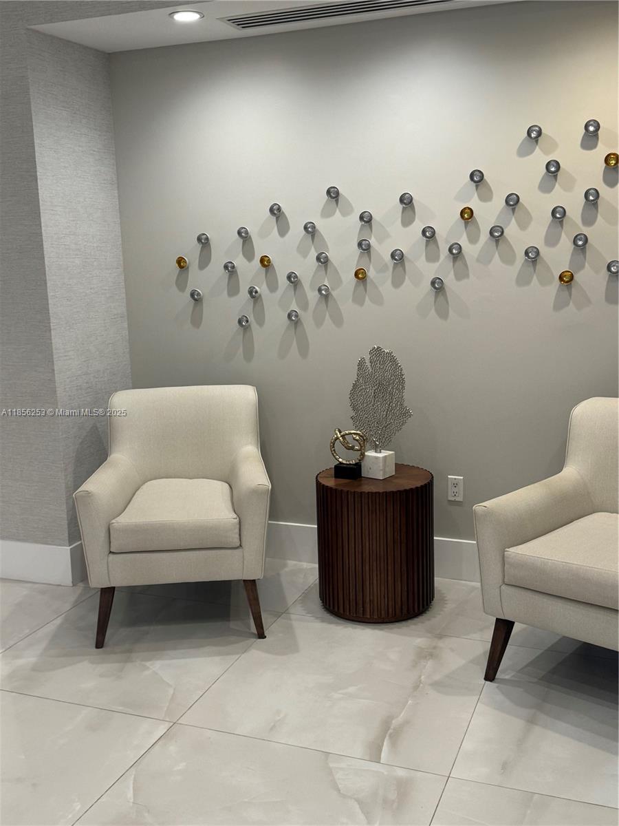 RESIDENCES ON HOLLYWOOD B - Residential Lease