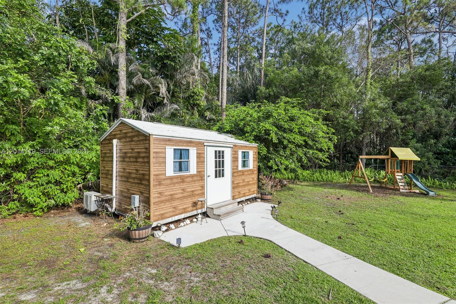 PALM BEACH COUNTRY ESTATE - Residential