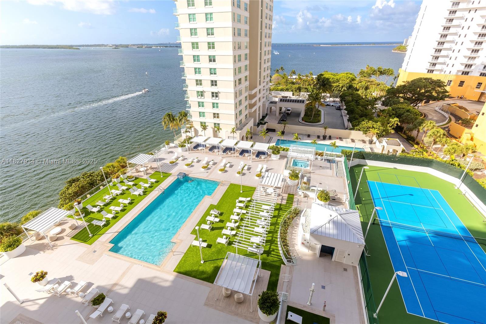 ISOLA CONDO - Residential