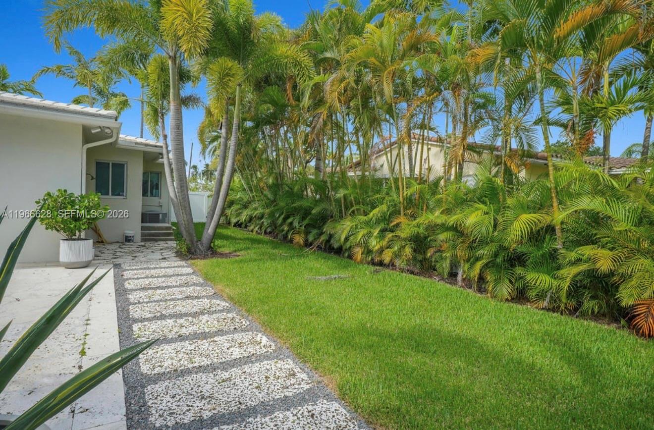 HOLLYWOOD LAKES SECTION - Residential