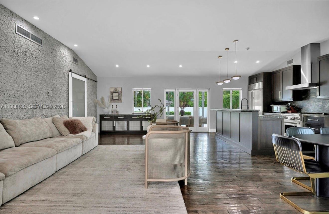 HOLLYWOOD LAKES SECTION - Residential