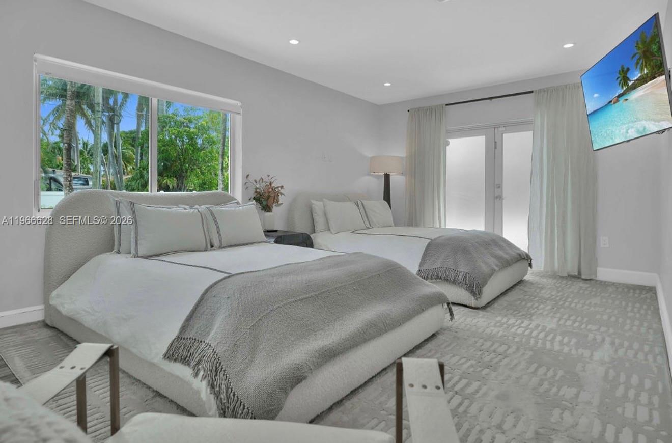 HOLLYWOOD LAKES SECTION - Residential