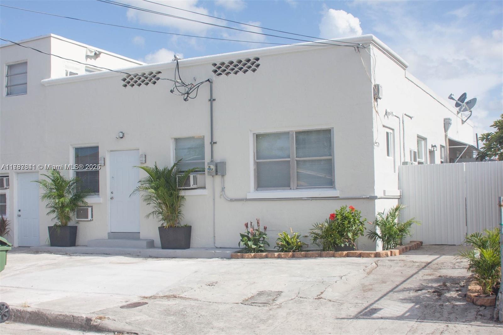 Rental Property at 1827 Nw Flagler Ter R1, Miami, Broward County, Florida - Bedrooms: 2 
Bathrooms: 1  - $1,800 MO.