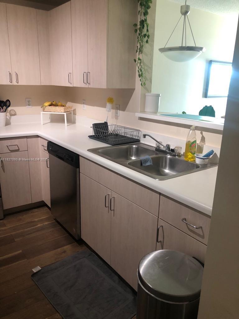 DOUGLAS GRAND CONDO - Residential