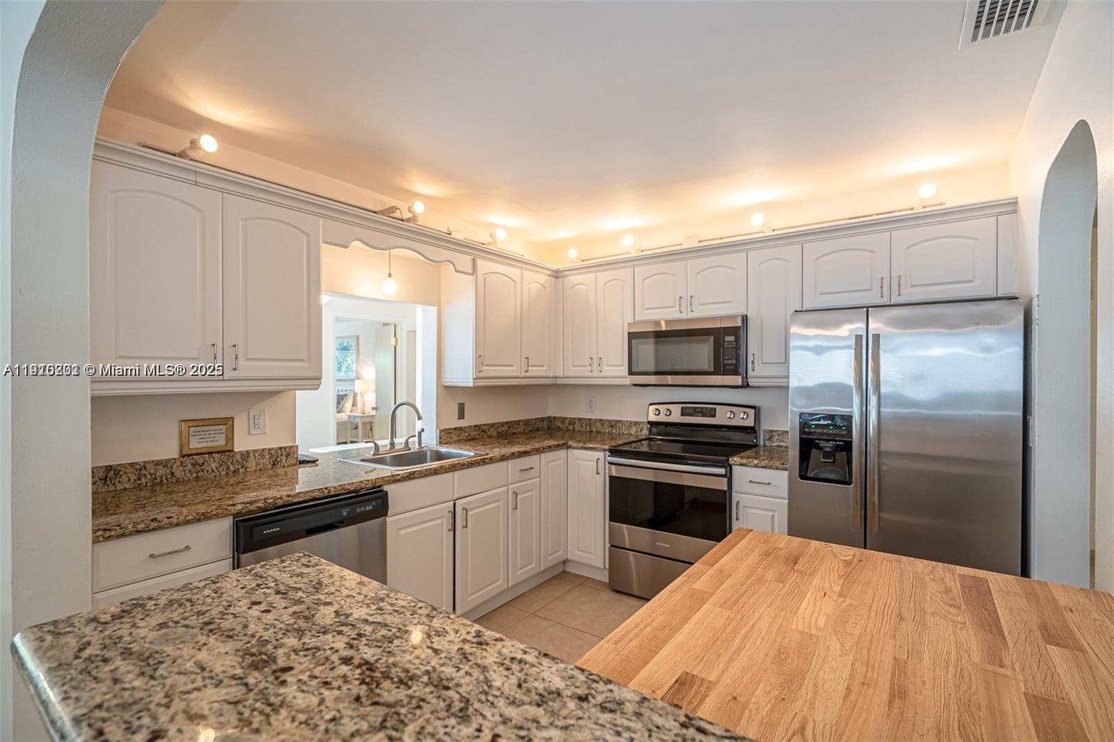 HOLLYWOOD LAKES SECTION - Residential