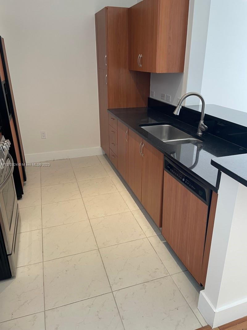 VENTURE AT AVENTURA WEST - Residential Lease