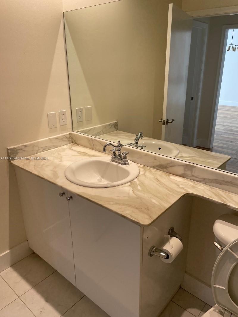 VENTURE AT AVENTURA WEST - Residential Lease