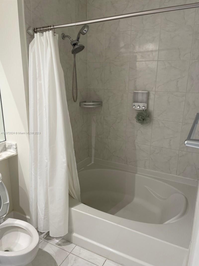 VENTURE AT AVENTURA WEST - Residential Lease