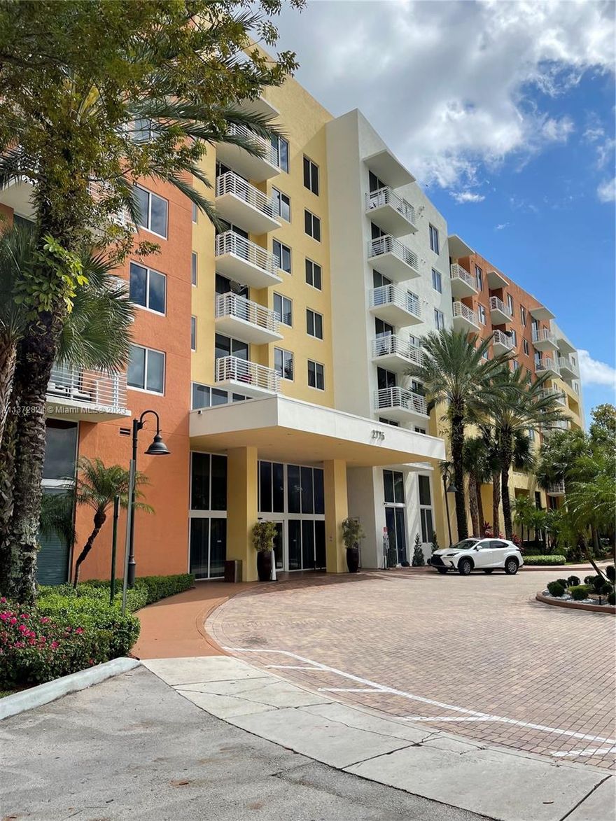 Great PH at Venture West building. 1 bedroom 1 bath, 835 sqft. wood floors. Washer and dryer inside the unit. Assigned covered parking. Walking distance to supermarket and stores. Great amenities, pool, 24 hrs front desk,  etc