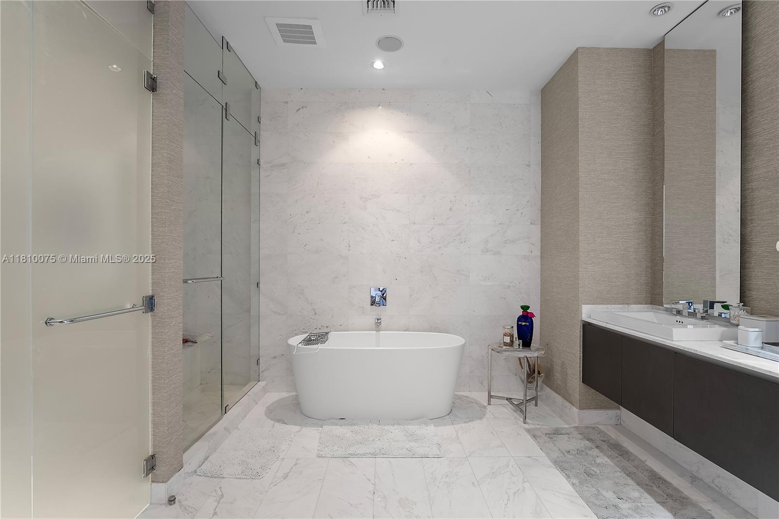 ECHO CONDO - Residential