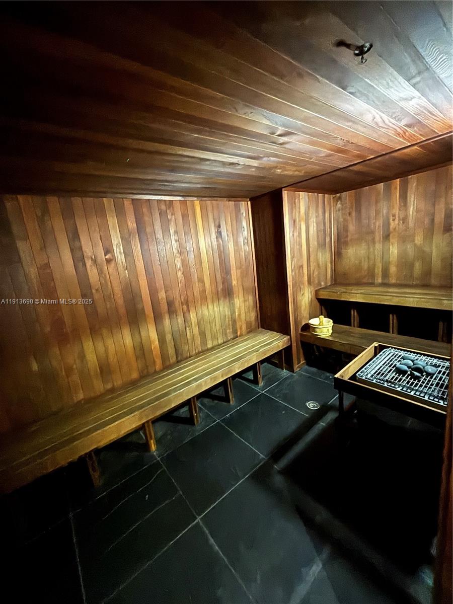 THE LOFT DOWNTOWN II COND - Residential Lease