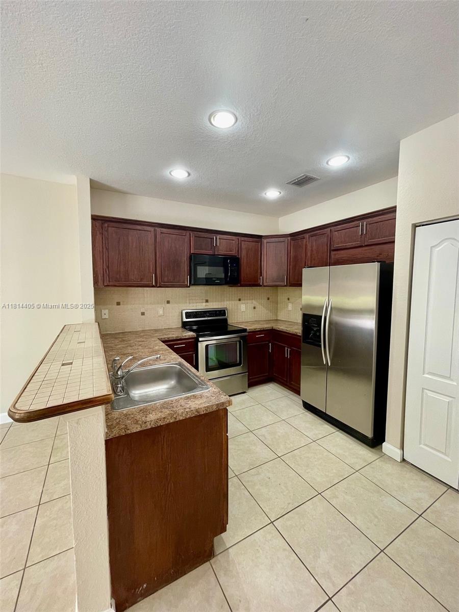 SILVER PALM EAST SECTION - Residential Lease