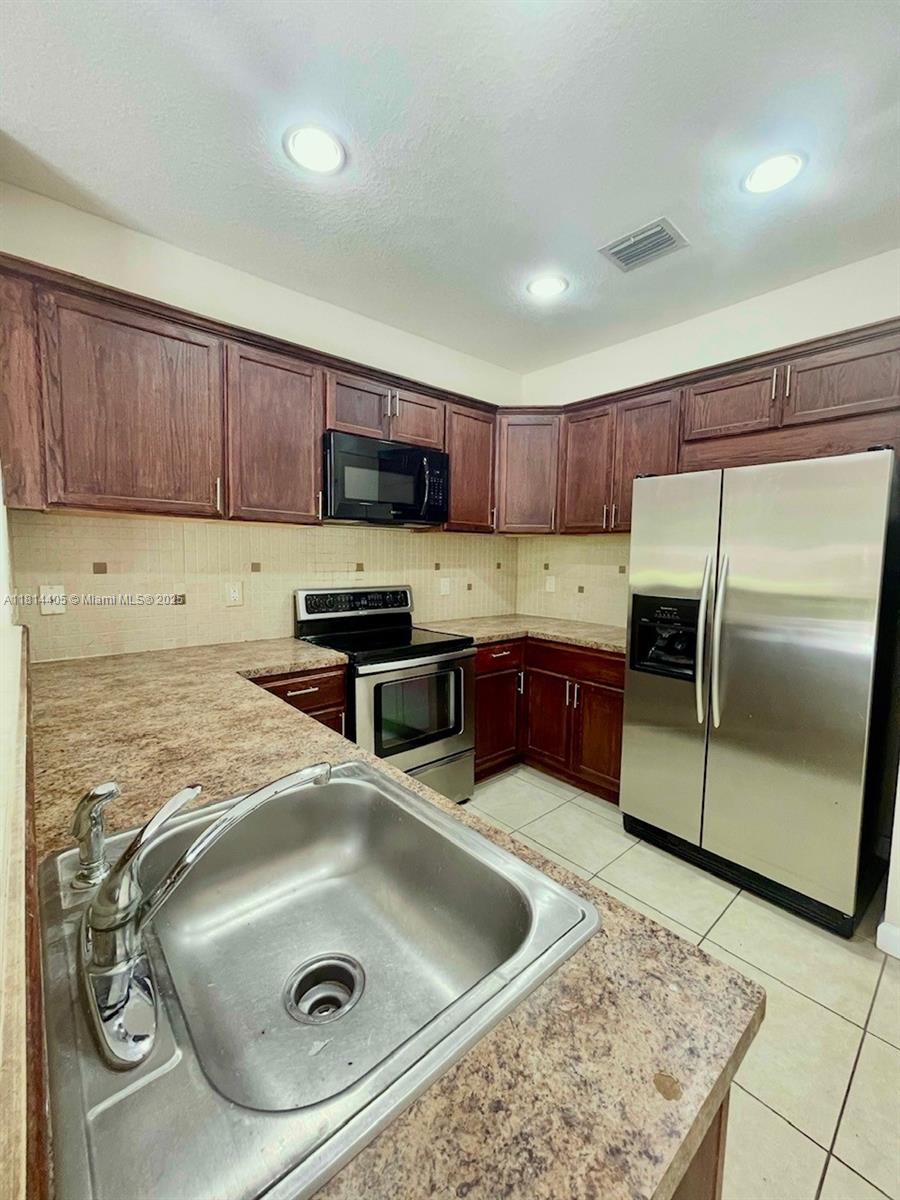 SILVER PALM EAST SECTION - Residential Lease