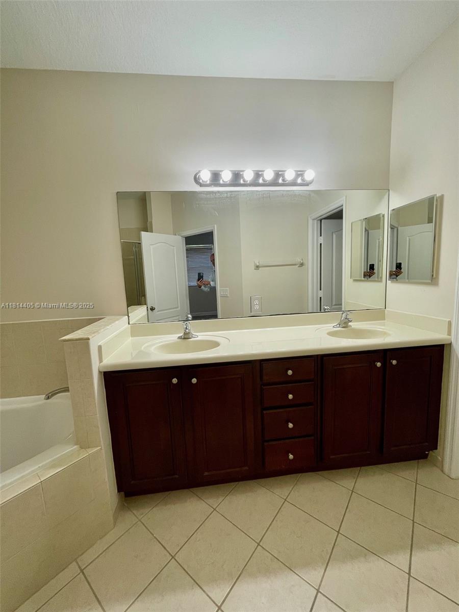 SILVER PALM EAST SECTION - Residential Lease