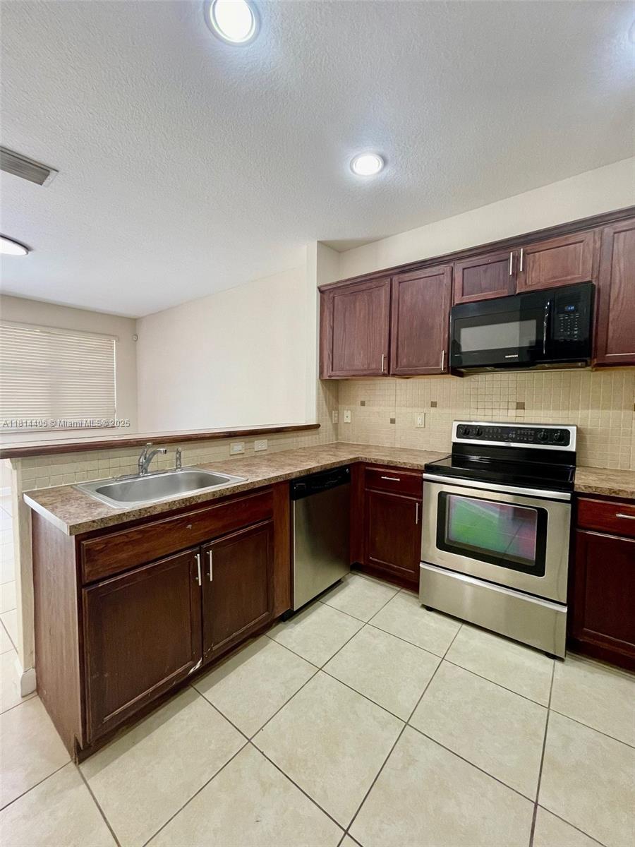 SILVER PALM EAST SECTION - Residential Lease