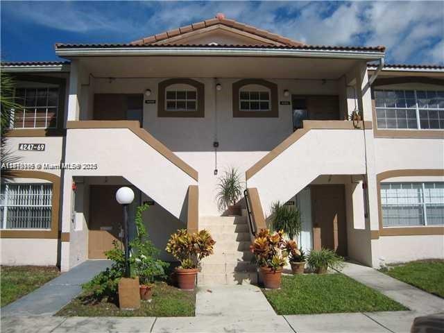 BEAUTIFUL 2BR, 2BA, NICE KITCHEN GRANITE COUNTER, FULL SIZE WASH & DRY IN THE UNIT!! APPLIANCES & A/C MAINTENANCE - SERVICE AMERICA INCLUDED. WOOD & TILE FLOORS. COMMUNITY POOL. NICE NEIGHBORHOOD. CLOSE TO PARKS, SHOPPING,AND HIGHWAYS. THIS UNIT IS A MUST SEE. DON'T MISS OUT ON THE AMAZING OPPORTUNITY.