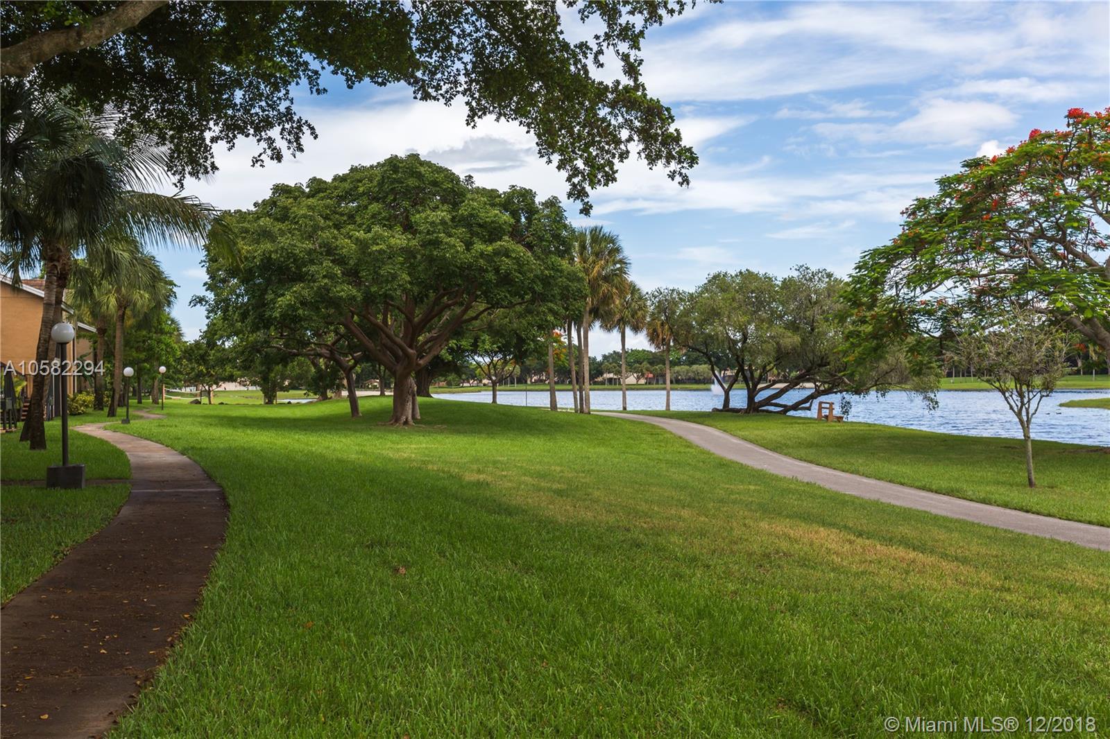 VISTA LAGO AT THE HAMMOCK - Residential