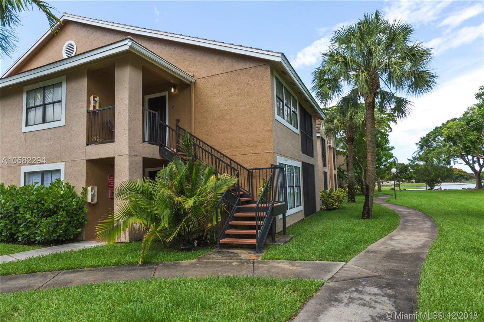 VISTA LAGO AT THE HAMMOCK - Residential