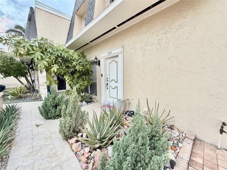 TWO FLOORS VENETIAN PARK, 3 BED AND 2, 5 BATH TOWNHOUSE. THIS BEAUTIFUL HOME FEATURES OPEN FLOOR PLAN, LARGE KITCHEN, STAINLESS APPLIANCE, 2 CAR SPACE IN FRONT OF THE HOUSE AND VERY COZY BACKYARD. LOW MAINTENANCE. COMMUNITY OFFERS TENNIS COURT, GYM AND HEATED POOL. GREAT LOCATION, 5 MINUTS FROM THE OCEAN AND PARKS.